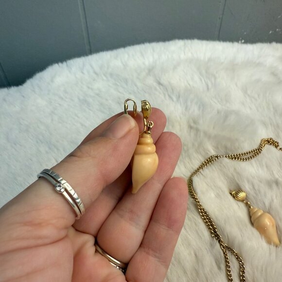 Vintage 70's Avon Sea Swirl Faux Shell Pendant Necklace & Earrings Set - Picture 2 of 7